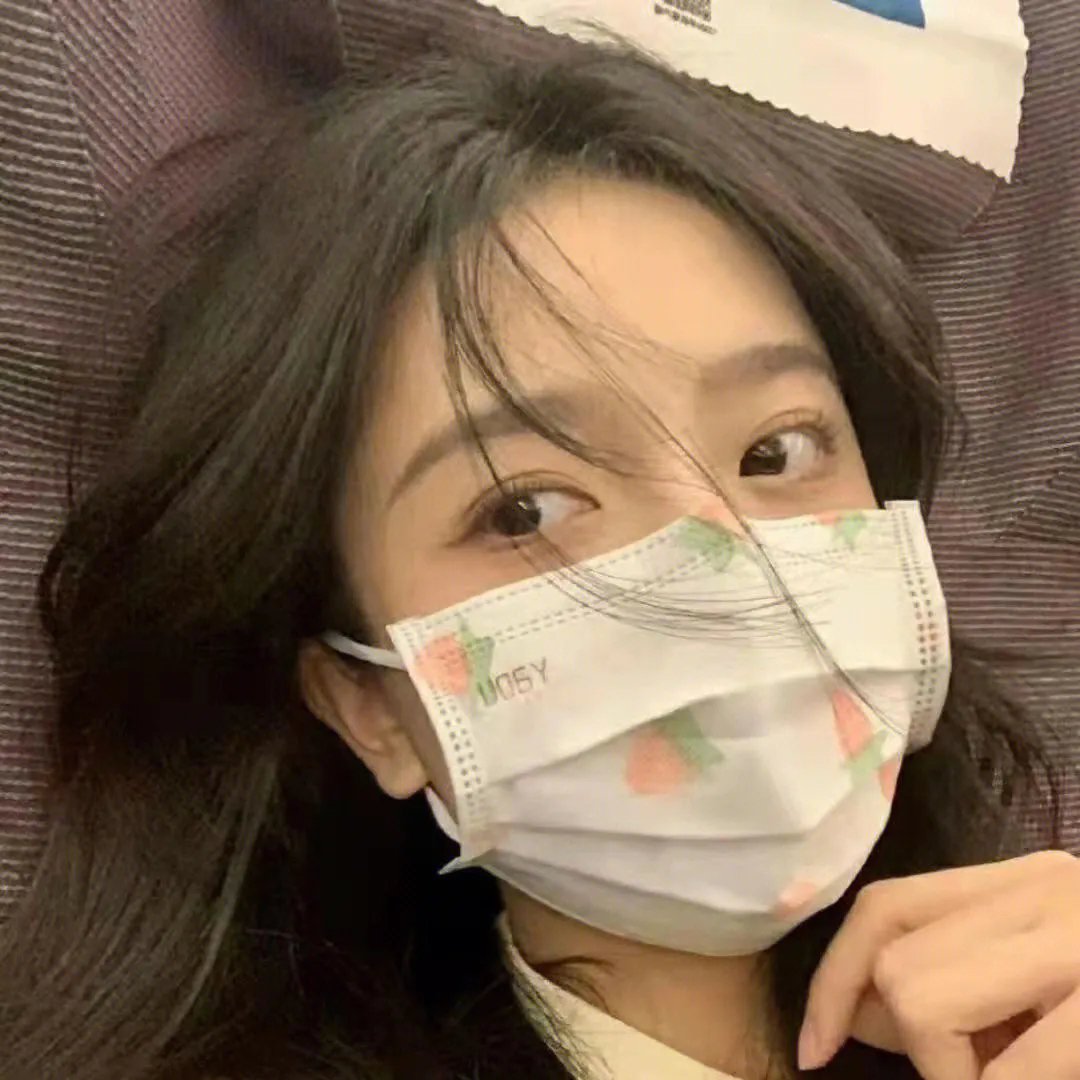 穿黄睡衣的女孩
